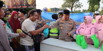 Wujud Syukur, Kapolres Demak Bagikan Ratusan Takjil Kepada Warga