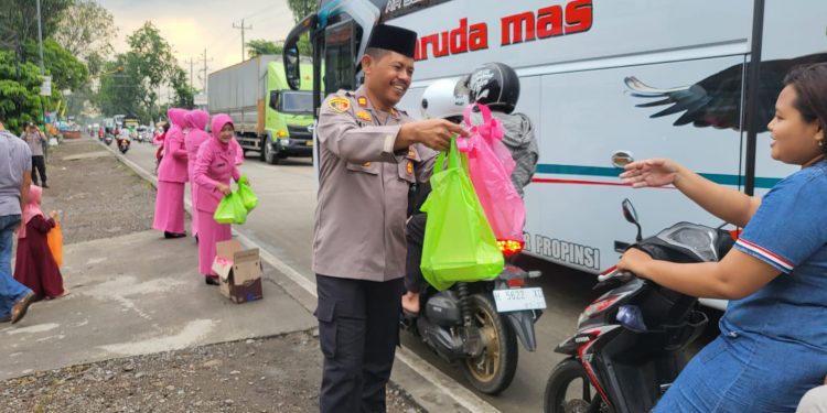 Polsek Karangawen membagikan 200 takjil kepada para pengguna jalan raya Demak – Purwodadi