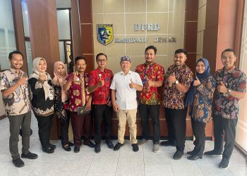 Guru Honorer Demak Datangi DPRD