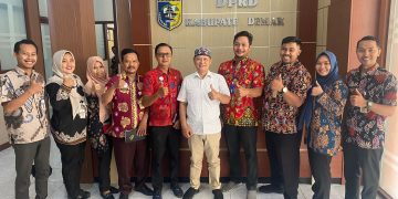 Guru Honorer Demak Datangi DPRD