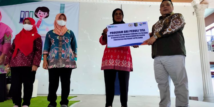 Muhaimin Serahkan Bantuan Sarpras Posyandu