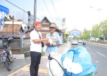 Aksi Peduli, Ratusan Relawan Sahabat Mbak Endah Bagikan Beras ke Dhuafa dan Yatim