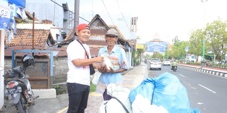 Aksi Peduli, Ratusan Relawan Sahabat Mbak Endah Bagikan Beras ke Dhuafa dan Yatim