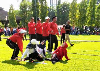 Tim Bupati Terjatuh Saat Pertandingan Eksebisi Terompah Panjang