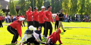 Tim Bupati Terjatuh Saat Pertandingan Eksebisi Terompah Panjang