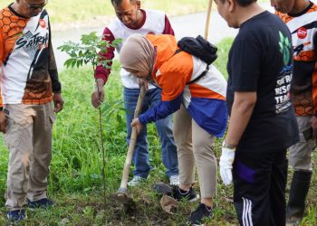 Mbak Tunjung Bersama Warga Sampangan Tanam 150 Bibit Pohon dan Bersih-bersih Bantaran Sungai