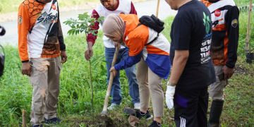 Mbak Tunjung Bersama Warga Sampangan Tanam 150 Bibit Pohon dan Bersih-bersih Bantaran Sungai