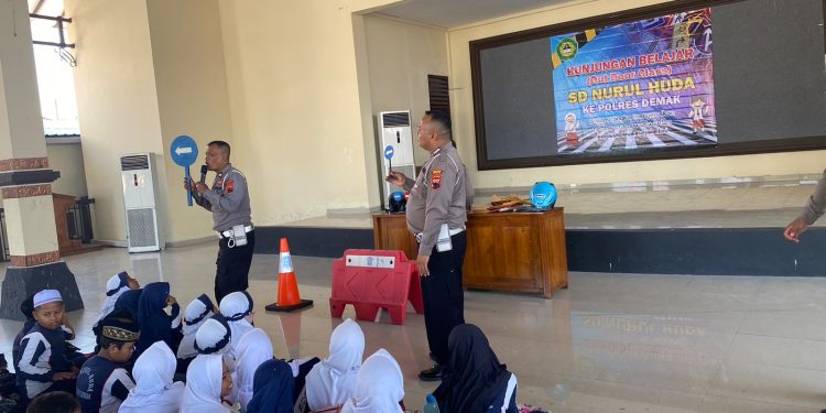 Melalui Polsanak, Satlantas Polres Demak Ajak Anak SD Nurul Huda Patuhi Lalu Lintas Sejak Dini
