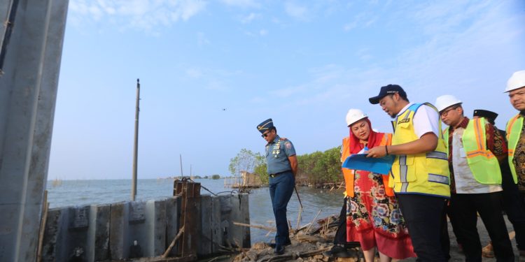 Pemkot Kebut Pemasangan Sheet Pile Tambak Lorok