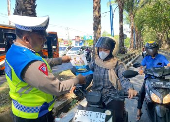 Gelar Operasi Patuh Candi 2023, Satlantas Polres Demak Bagikan Brosur ke Pengendara