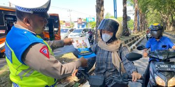 Gelar Operasi Patuh Candi 2023, Satlantas Polres Demak Bagikan Brosur ke Pengendara