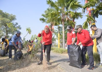 Antisipasi Banjir, Mbak Ita Bersama Warga Bersih-bersih Banjir Kanal Barat