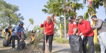 Antisipasi Banjir, Mbak Ita Bersama Warga Bersih-bersih Banjir Kanal Barat