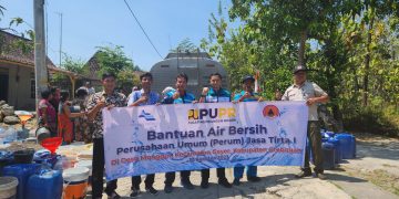 Antisipasi Dampak Kemarau Panjang, PJT I Salurkan Bantuan Air Bersih Untuk Masyarakat Jawa Tengah