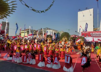 Peserta Karnaval HUT RI di Demak Penuh Warna