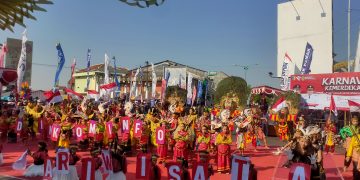 Peserta Karnaval HUT RI di Demak Penuh Warna