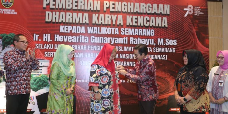 Mewakili Masyarakat, Mbak Ita Terima Penghargaan Dharma Karya Kencana dari BKKBN