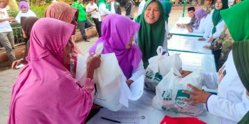 Cak Imin Berikan 1000 Sembako Kepada Warga Demak