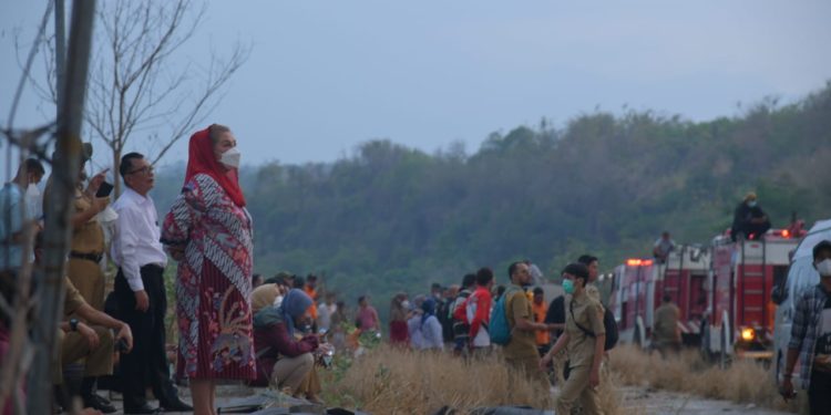 Hingga Malam, Wali Kota Semarang Kawal Langsung Proses Pemadaman Kebakaran TPA Jatibarang