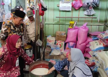 Beras Mahal, Bupati Bagikan Beras Murah