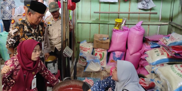 Beras Mahal, Bupati Bagikan Beras Murah