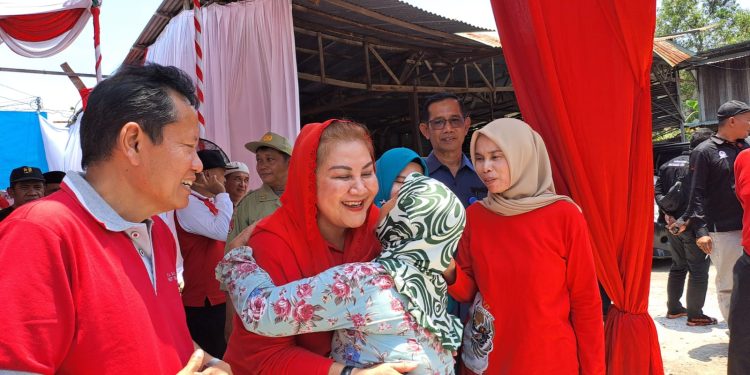 Nangis Sambil Memeluk Mbak Ita, Mujiyati Senang Kampungnya Dapat Bantuan Pamsimas