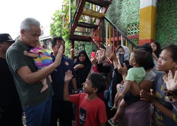 Serunya Ganjar Panen Anggur dan Tanam Cabai Bareng Petani Ibu Kota