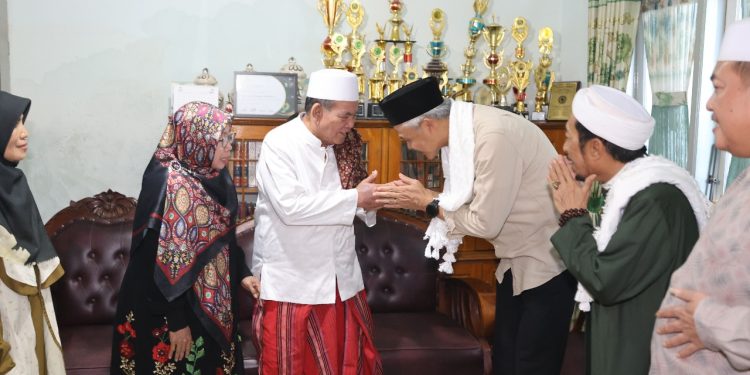 Kunjungi Ponpes Gedongan, Ganjar Dapat Hadiah Tongkat dan Tasbih Istimewa dari Kiai Hayyi