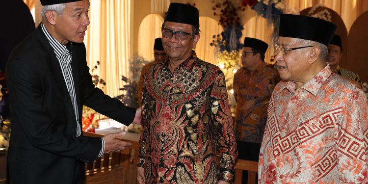 Moment Keakraban Ganjar dan Mahfud di Pernikahan Keluarga Kyai Said Aqil Siroj