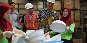 Ganjar Sambangi Perusahaan di Surabaya, Diskusikan Produk Lokal Go Internasional