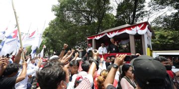 Daftar KPU, Ganjar Mahfud Naik Truk Logistik