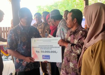 Bupati Berikan Bantuan Rehabilitasi Rumah Korban Bencana Rob