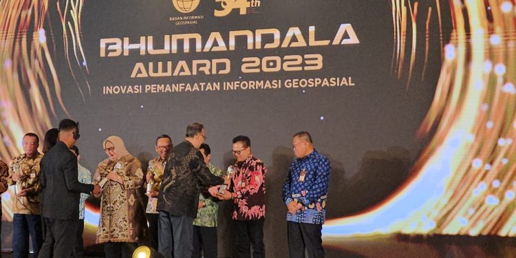 Inovasi Sistem Informasi Geospasial Kota Semarang Raih Penghargaan Asia Pasific Geospatial Forum