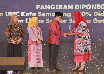 Pemkot Semarang Terima Penghargaan untuk Pengelolaan Sistem Kesehatan secara Gotong Royong