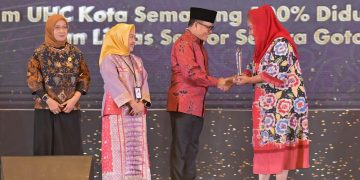 Pemkot Semarang Terima Penghargaan untuk Pengelolaan Sistem Kesehatan secara Gotong Royong