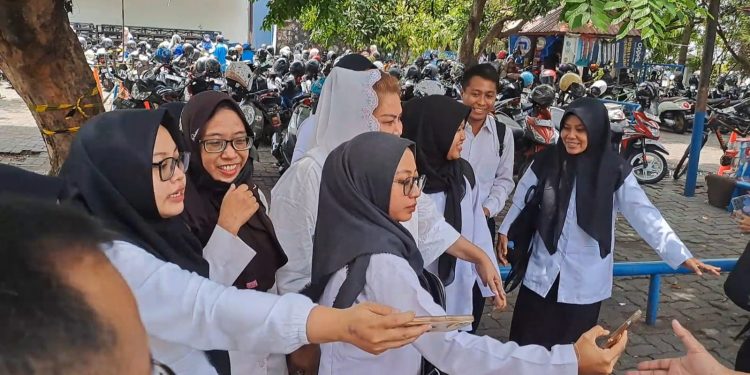 Tinjau Seleksi PPPK di Udinus, Peserta Malah Berebut Foto dengan Mbak Ita