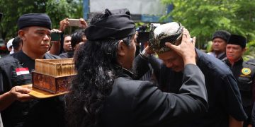 Diolesi Minyak Geding Kedaton, Ganjar Dinobatkan Jadi Keluarga Laskar Sasak