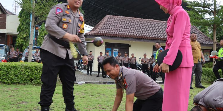 Kapolres Demam Pimpinan Upacara Kenaikan Pangkat