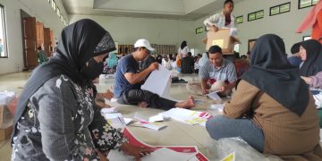 KPU Demak Mulai Melakukan Lipat Surat Suara