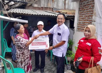 Bersama PMI, Nunung Sriyanto Bantu Rumah Ambruk
