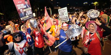 Semangatnya Pendukung Ganjar, Bawa Panci Sambil Joget dan Bernyanyi ke Lokasi Debat