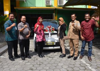 Bupati Serahkan Hadiah Mobil Listrik Gebyar Undian PBB P2