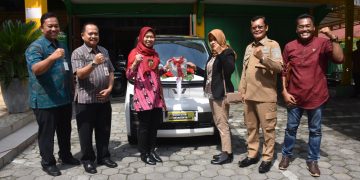 Bupati Serahkan Hadiah Mobil Listrik Gebyar Undian PBB P2