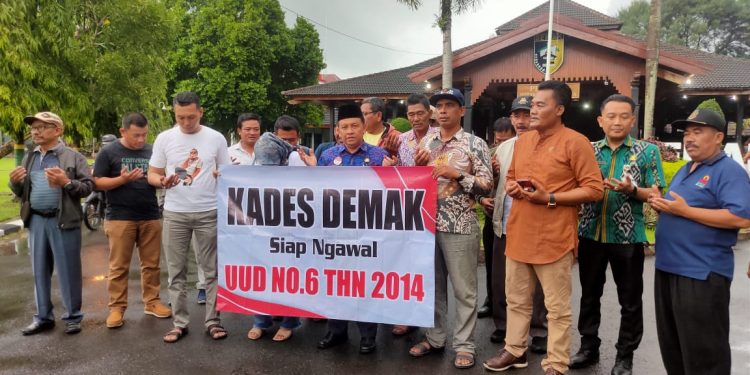 Ratusan Kades Yang Tergabung Dalam KIB Geruduk Senayan