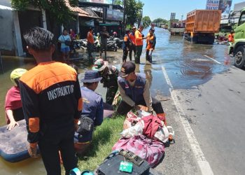Banjir, Sejumlah Aparat Kodim 0716/Demak Bantu Evakuasi Warga di Karanganyar Demak