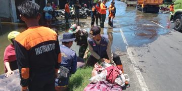 Banjir, Sejumlah Aparat Kodim 0716/Demak Bantu Evakuasi Warga di Karanganyar Demak