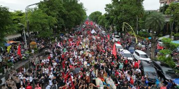 Naik Gerobak Sapi, Ganjar Diarak Ratusan Ribu Warga Keliling Solo