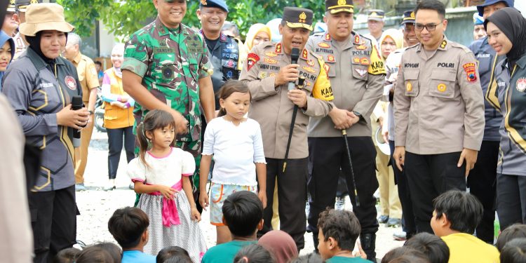 Bersama Pangdam, Kapolda Jateng Tinjau Penanganan Banjir di Kabupaten Demak
