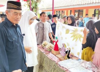Pelajar SMP 8 Batang Berlatih Wirausaha