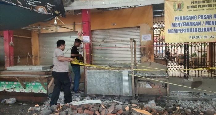 Atap Pasar Kedungwuni Ambruk